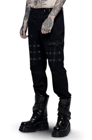 Frontalansicht schwarze Gothic Cargohose auf männlichem Model mit tätowiertem Arm, Multi-Grommet Seitentaschen, Totenkopf-Taillenknopf und Industrial Hardware Details