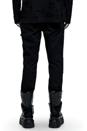 Rückansicht schwarze Gothic Punk Cargohose auf männlichem Model mit Platform Boots, minimalistisches Rückentasche-Design, Industrial Goth Style