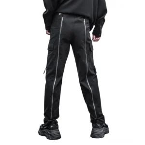 Schwarze Gothic-Cargohose Rückansicht mit hinteren Reißverschlüssen und großen Oberschenkel-Cargotaschen – Matte Broadcloth-Textur