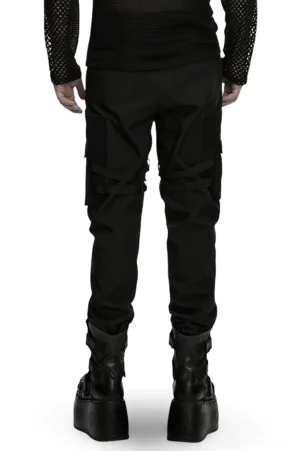 Schwarze Gothic Cargohose Rückansicht getragen mit Mesh-Top und Platform-Boots, zeigt Oberschenkel-Schnallen-Taschen und taillierte Manschetten-Beine für modernes Goth-Styling
