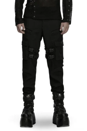 Schwarze Gothic Cargohose mit Schnallengurten vorne getragen mit Platform-Boots und Mesh-Top, zeigt taktischen Schnittdesign und strukturierte Silhouette für authentische Darkwear Ästhetik