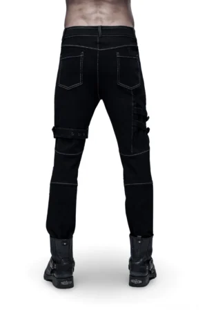 Schwarze Herren-Cargohose mit Schnallendetails von hinten auf dem Modell, Rückentaschen und dekorative Schnallenriemen an den Oberschenkeln