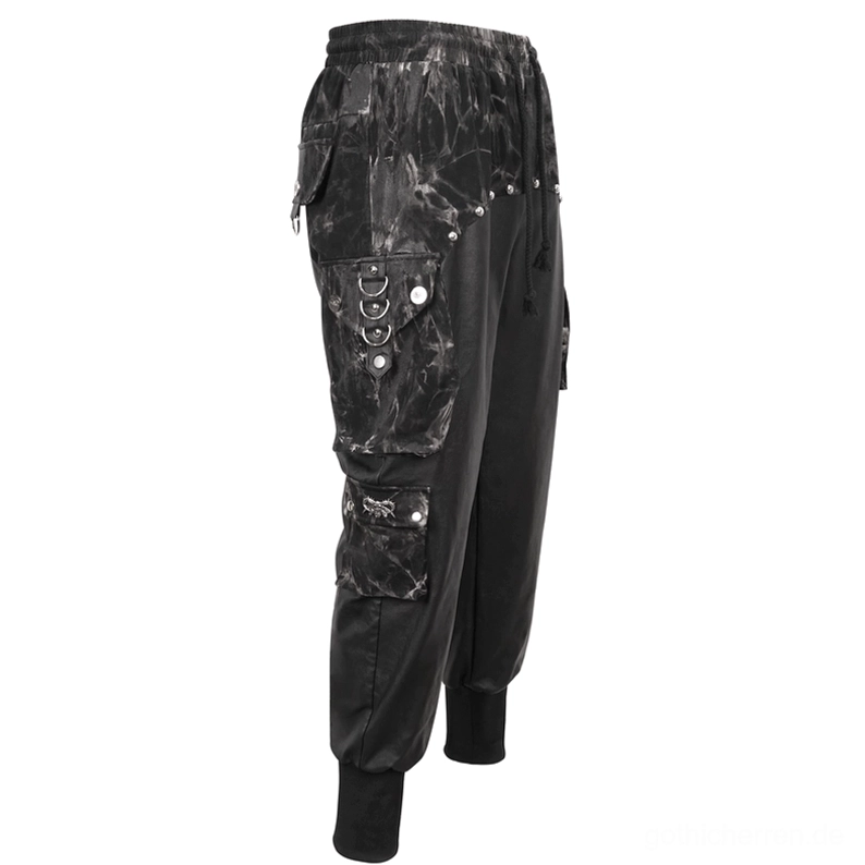 Seitenansicht Flachaufnahme schwarze gotische Cargohose mit gestapelten Utilitäts-Seitentaschen, Metall-O-Ring-Hardware, Tie-Dye-Splice-Paneele
