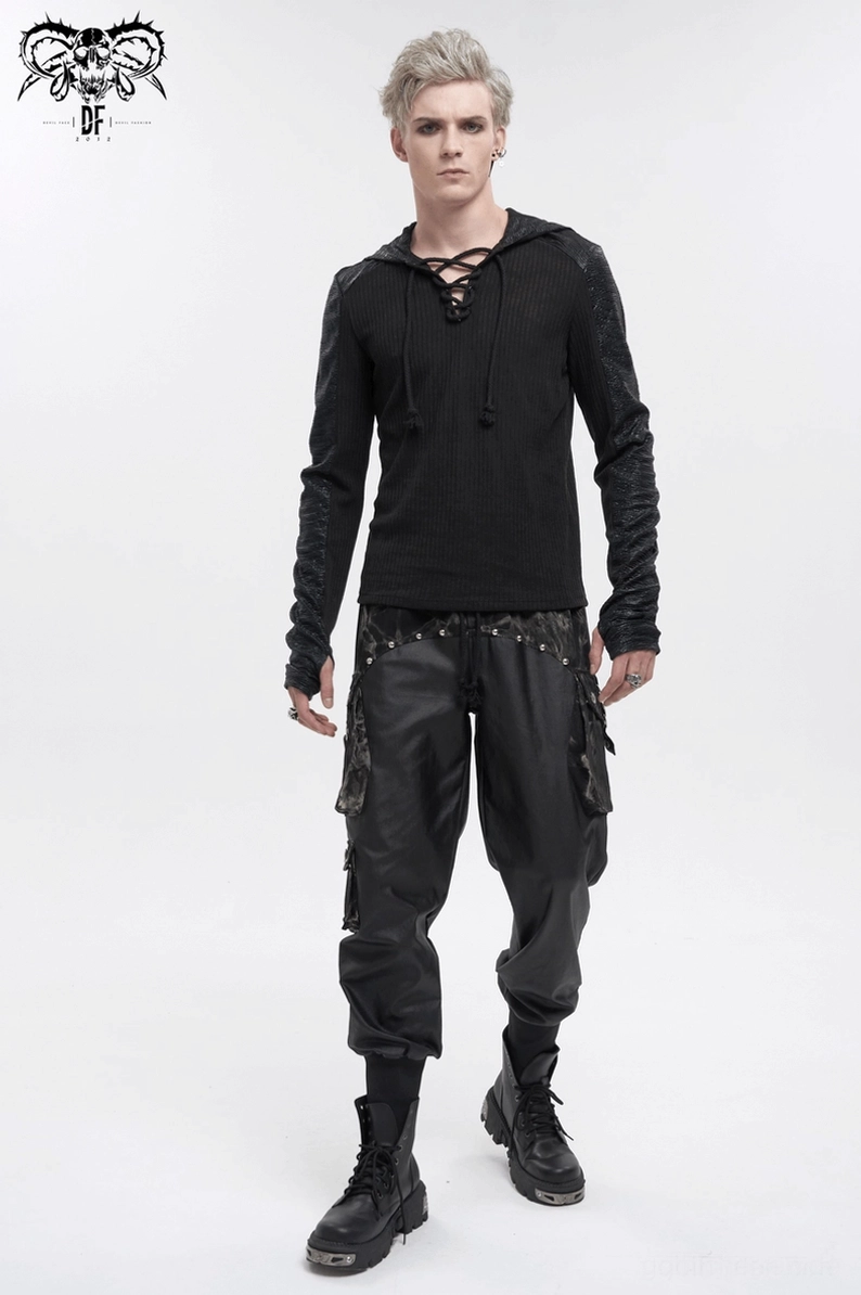 Schwarze gotische Cargohose gestylt mit alternativen Accessoires, Metallketten, Ringen, und Punk-Rock-Footwear-Kombinationen