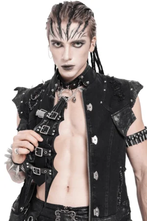 Schwarze Gothic-Choker kombiniert mit Nieten-Weste und Spike-Armbändern, Model zeigt alternative Fashion-Styling mit Gothic-Ästhetik