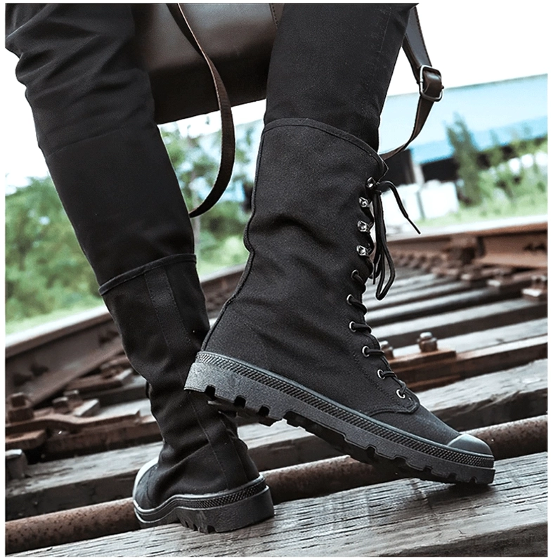 Männliches Model Rückansicht schwarze Mid-Calf Gothic Lace-Up Combat Boots Outdoor Profilsohle