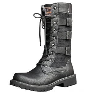 Schwarze gotische Combat Schnürstiefel mit verstärkter Schnürverschluss und Nieten-Details, seitliche Frontalansicht auf weißem Hintergrund