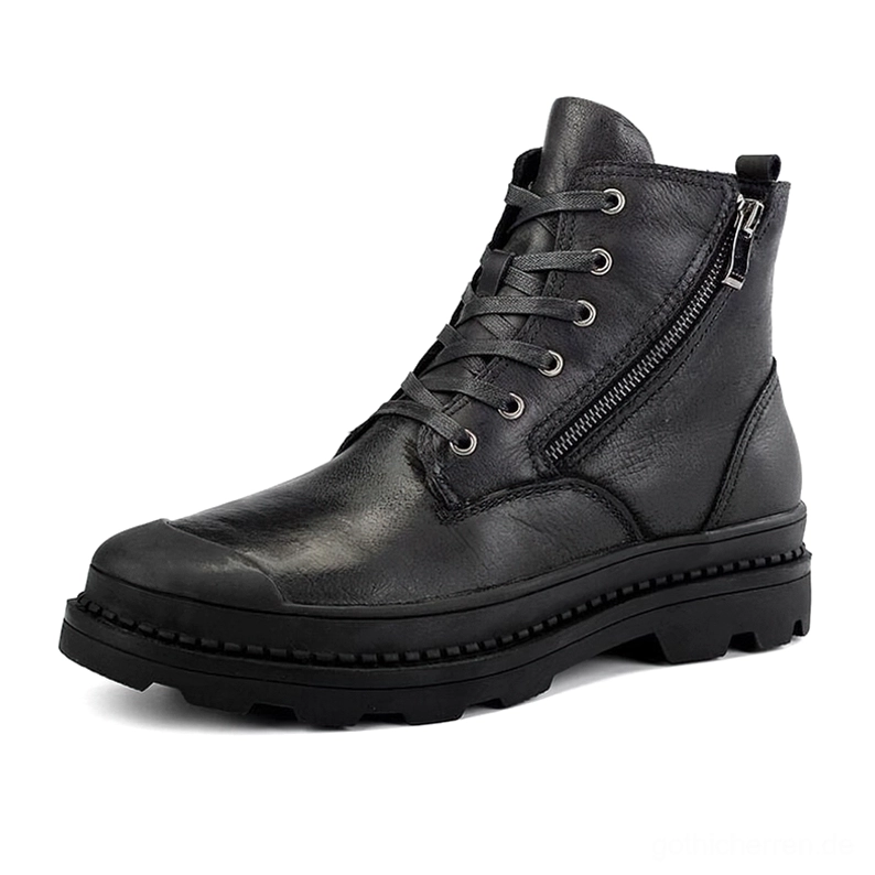 Schwarze Gothic Combat Stiefel aus echtem Rindsleder mit Schnürung und Seitenreißverschluss, Vorderseitenansicht von links mit rundem Zehenkappe und aggressiver Laufsohle
