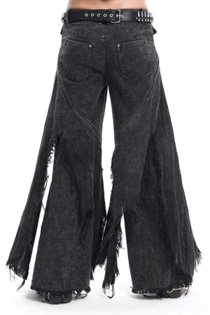 Rückansicht schwarze Distressed Flared Jeans mit ausgeprägtem Wide-Leg Flare, Rückentaschen-Detail, ausgefransten Seitenpanel und strukturiertem Acid-Wash-Denim auf männlichem Modell