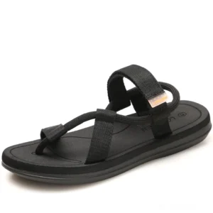 Schwarze Gothic Gladiator Sandalen mit Thong-Riemen und verstellbarem Knöchelriemen, minimalistische Webbing-Konstruktion, Draufsicht auf weißem Hintergrund