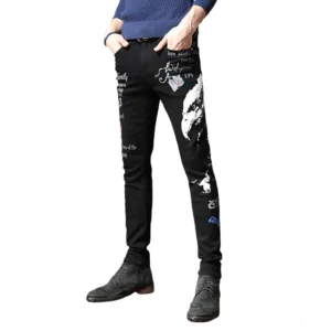 Schwarze Gothic Graffiti Slim Fit Jeans für Herren – Vorderansicht Ganzkörper mit detailliertem Adler- und Buchstaben-Graffiti-Kunstwerk