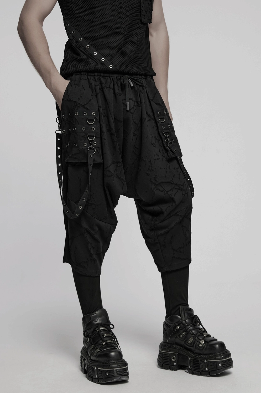 Schwarze Gothic Haremshose Drop-Crotch-Silhouette Profilansicht mit gestrecktor Proportion und skelettaler Architektur