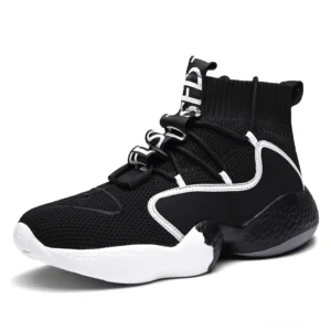 Schwarze Gothic High-Top Schnürschuhe mit weißem Trim und dicken schwarz-weißen segmentierten Außensohlen, linke Seitenansicht Studio-Aufnahme Goth Turnschuhe
