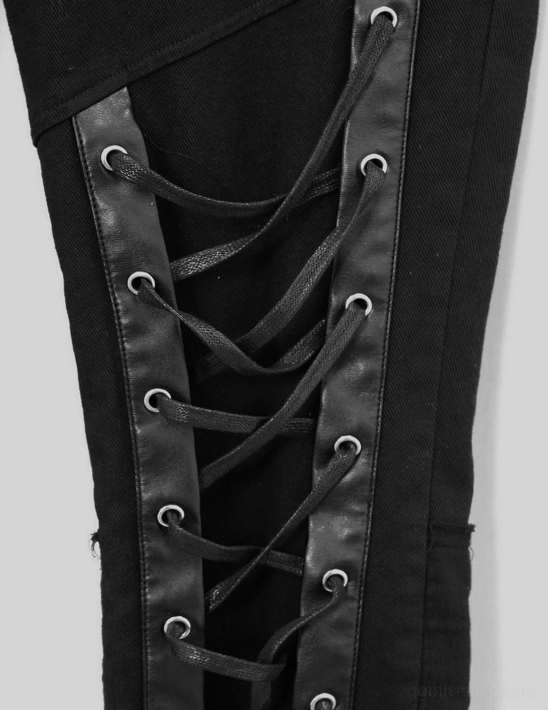 Schwarze Gothic-Hose Nahaufnahme-Detail zeigt Lederschnürungssystem mit silbernen Metallösen, hochwertige Verarbeitung, robuste Schnürung und Industrial-Hardware-Qualität