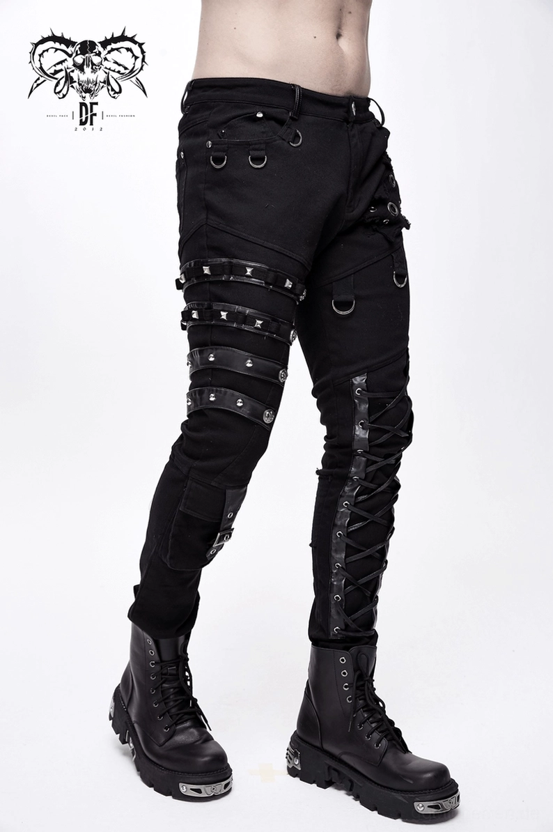 Schwarze asymmetrische Gothic-Hose Rück-Wade-Ansicht zeigt dekorative Schnallenriemen, Metallnieten und Hardware-Akzente auf der Rückseite, asymmetrische Designelemente und Lederschnürungen