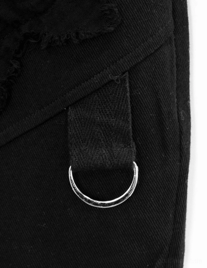 Schwarze asymmetrische Gothic-Hose Schnürungs- und Ösen-Detail Nahaufnahme zeigt Lederschnüre mit Metallösen, robuste Industrial-Konstruktion, hochwertige Handwerksqualität und silberne Hardware