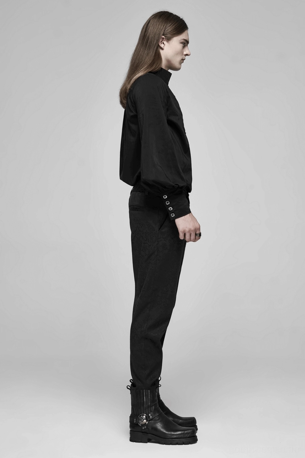 Schwarze Gothic Jacquard Slim-Fit Röhrenhose Studio-Produktansicht mit Fokus auf Metallhardware, Spitzenbesatz am Bund und aufwendige Designelemente