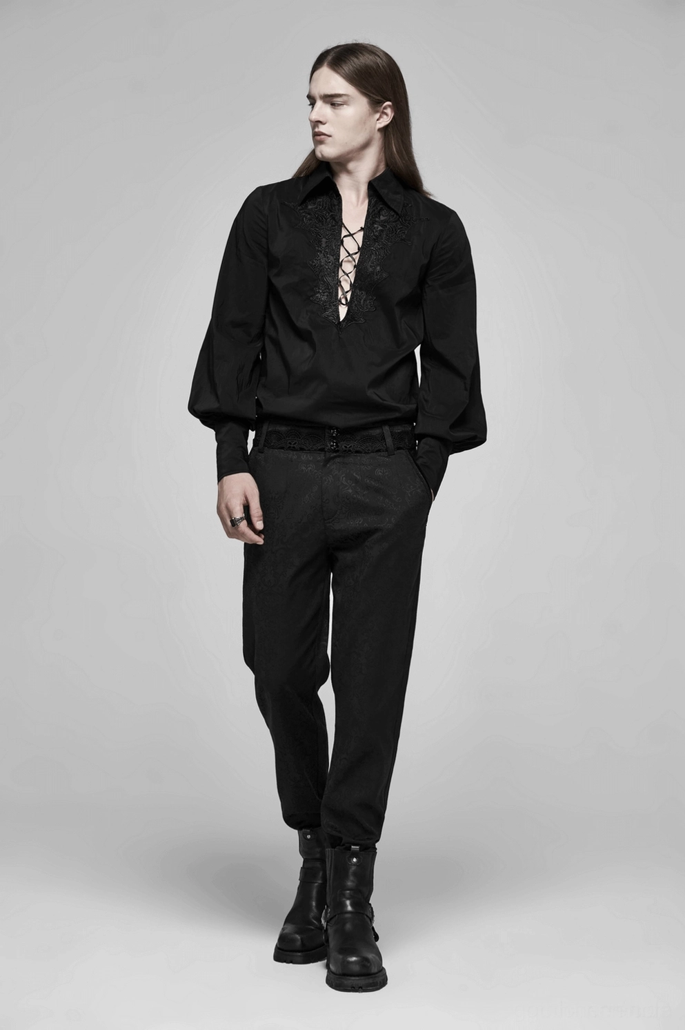 Vollständiges Outfit mit männlichem Model in schwarzer Gothic Jacquard Slim-Fit Röhrenhose, kombiniert mit Schnür-Hemd und massiven Combat Boots, Seitenansicht