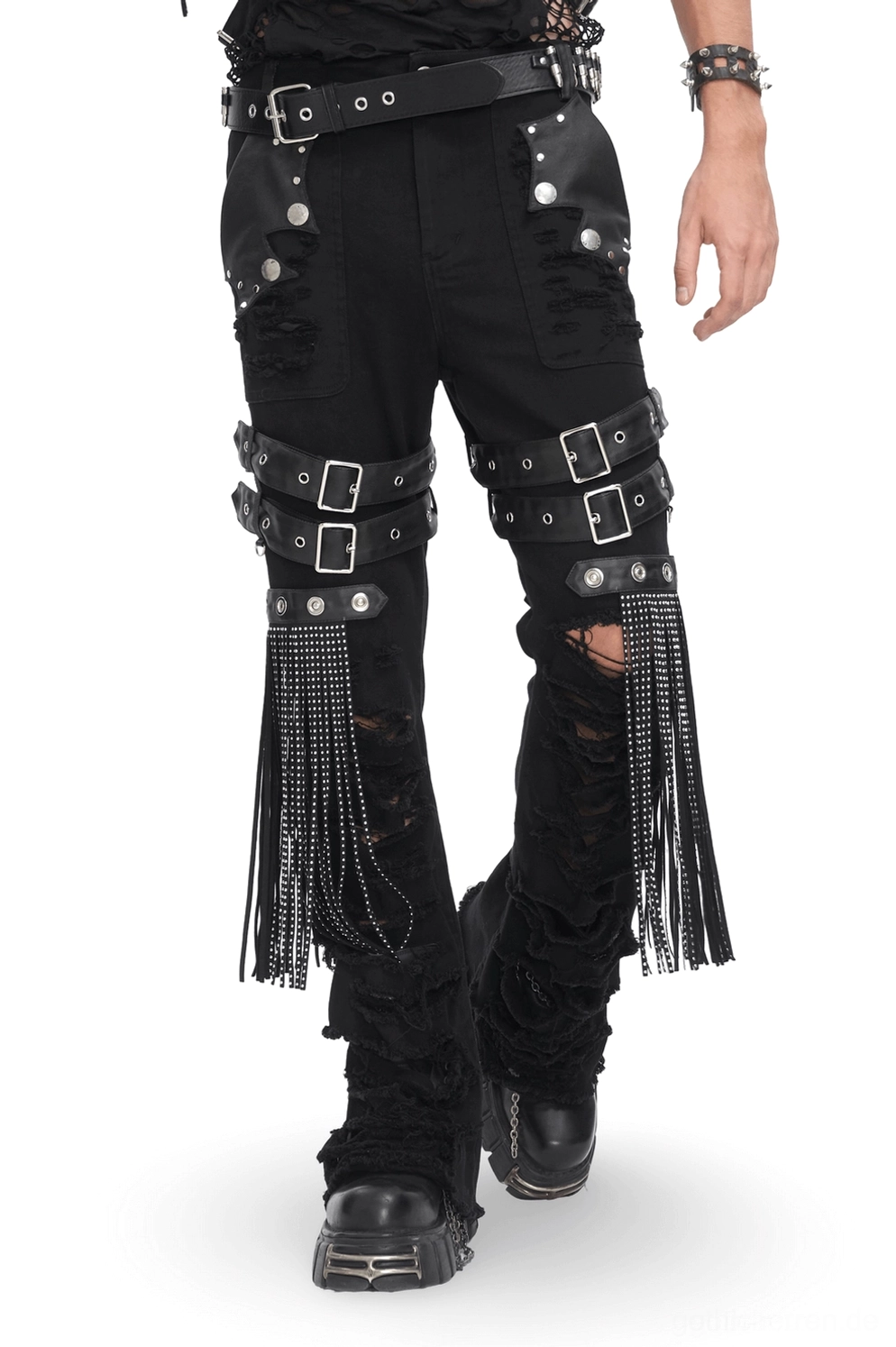 Schwarze Gothic Jeans mit Nieten und Kettendetails Frontansicht in Bewegung zeigt Oberschenkel-Hardware und industrielle Ästhetik