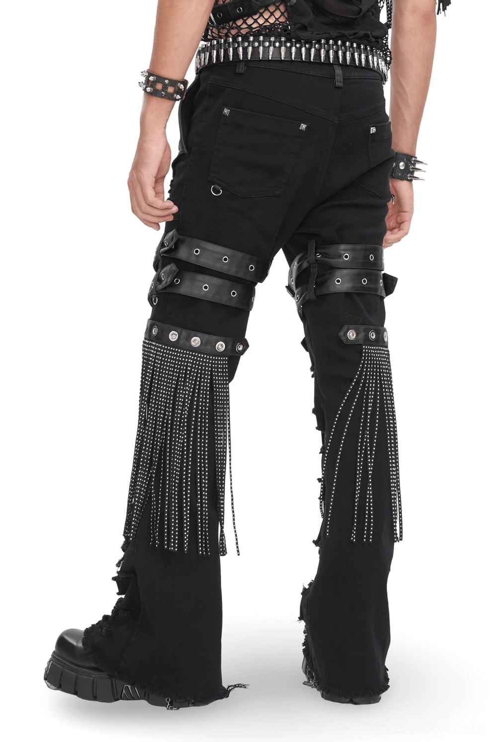 Rückansicht schwarzer Gothic Punk Jeans mit Nieten Hüftgurt und Oberschenkel-Schnallengurten sowie Kettenanhänger