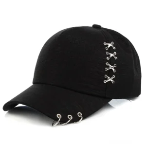 Schwarze Gothic Kappe mit Metallringen – Front-Drei-Viertel-Ansicht mit silbernen Cross-Buckles an den Seiten und Krempenringen für authentische Industrial-Ästhetik