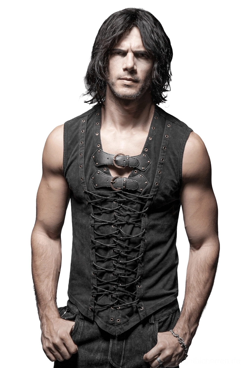 Schwarze Gothic Lace-Up Korsett-Weste Frontansicht auf männlichem Modell, zeigt doppelte antike Messingschnallen und durchgehenden geflochtenen Schnürverschluss mit Metallösen, alternative Fashion Styling