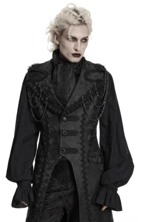 Model in kompletter Gothic-Formalkleidung mit schwarzer Jacquard-Krawatte, Kettendekorationen und Rüschenmanschetten, Vollansicht von vorne