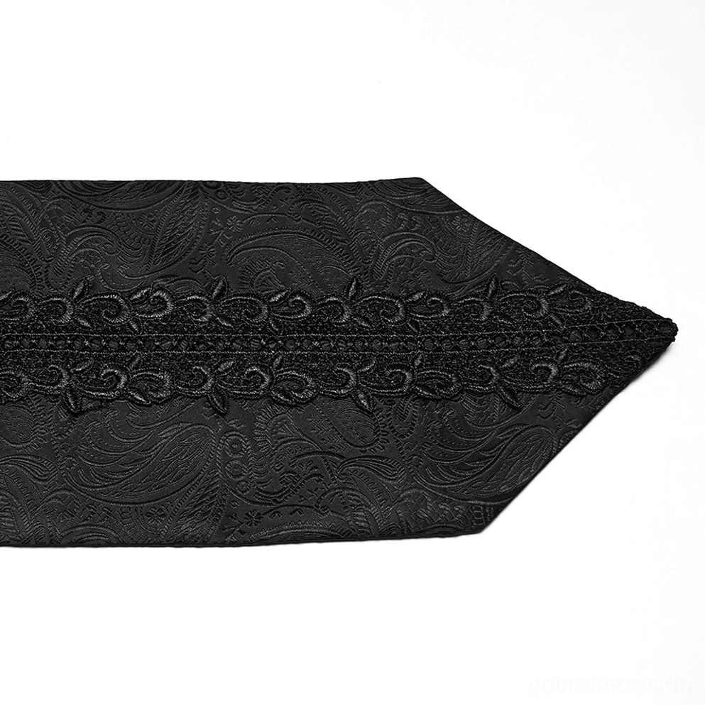 Nahaufnahme des schwarzen Gothic-Krawatte-Endes mit Paisley-Jacquard-Muster und Ketten-Stickerei im Detail