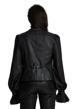 Schwarze Gothic Kunstleder-Anzugweste mit verstellbarem hinterem Metallschnallenverschluss - Rückenansicht auf Model