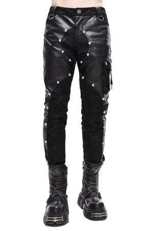 Schwarze asymmetrische Gothic Kunstlederhose mit Nieten – Frontalansicht auf Modell mit Punk-Plattformstiefeln, Kunstleder-Splicing und Cargo-Pockets