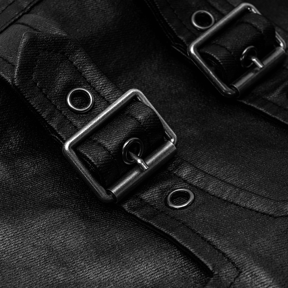 Makro-Detail quadratische Metallschnalle mit Ösen auf schwarzer gothischer Kunstlederhose, Nahaufnahme der industriellen Hardware-Verarbeitung