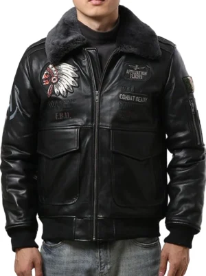 Schwarze Gothic Lammleder Bomberjacke Vorderansicht mit abnehmbarem Pelzkragen, bestickten Patches und Militär-Insignien – Premium Handwerk