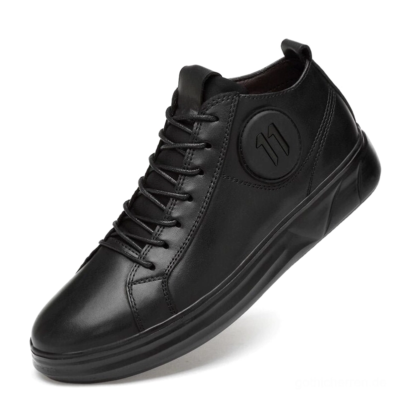 Schwarze Echtleder Gothic Turnschuhe Vorderansicht, Mid-Top Profil mit robuster Gummi-Außensohle und strukturiertem Leder-Upper – vollständige Konstruktionsansicht