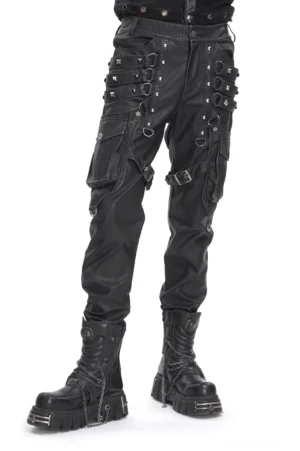 Schwarze Gothic-Ledercargo-Hose mit Metallschnallen und Utility-Riemen, Vorderansicht dreiviertel auf männlichem Modell mit Plateau-Motorrad-Stiefeln, seitliche Taschen und Nieten-Details zeigend