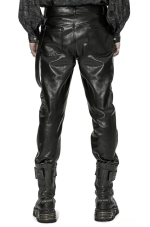 Schwarze Gothic PU-Lederhose Rückansicht auf männlichem Model – zeigt hinteren Patch-Pocket Design und Harness-Riemen Befestigung, taillierte verjüngte Beinform, Gothic-Styling