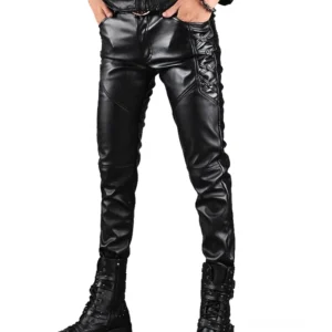Schwarze Gothic Lederhose Herren mit seitlicher Schnürung, Kunstleder Hochglanzfinish, vordere Dreiviertel-Ansicht auf männlichem Modell mit Biker-Stiefel und Lederjacke, alternative Modeästhetik
