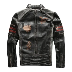 Rückseite der schwarzen Gothic Lederjacke mit Rückenstickerei, gestepptem Saum, Reißverschlussmanschetten, roten Ärmelakzenten und handwerklich verarbeiteten Lederkonstruktionsdetails