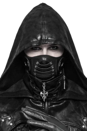 Schwarze Gothic-Ledermaske mit Metallnieten und Mesh-Paneelen, frontal getragen von Model in vollständigem Gothic-Outfit