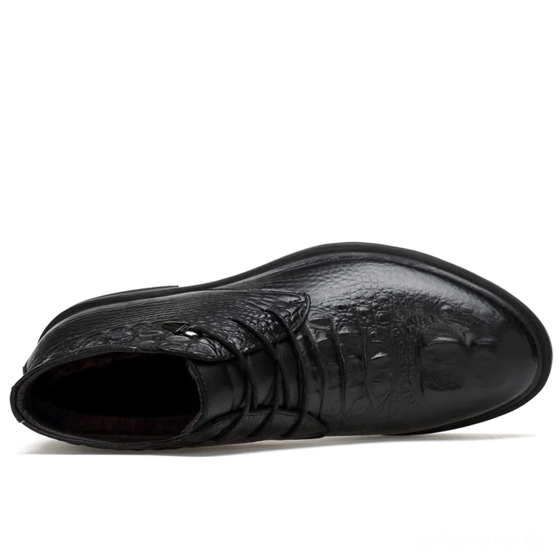 Schwarze Gothic Lederstiefel Herren Frontansicht rundes Zehenprofil Schnürung Vollständiges Design weißer Hintergrund