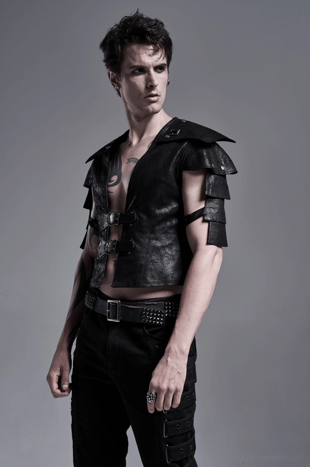 Schwarze Gothic Lederweste kombiniert mit Band-Shirt und dunklen Jeans für Konzert-Wear und Underground-Musik-Look