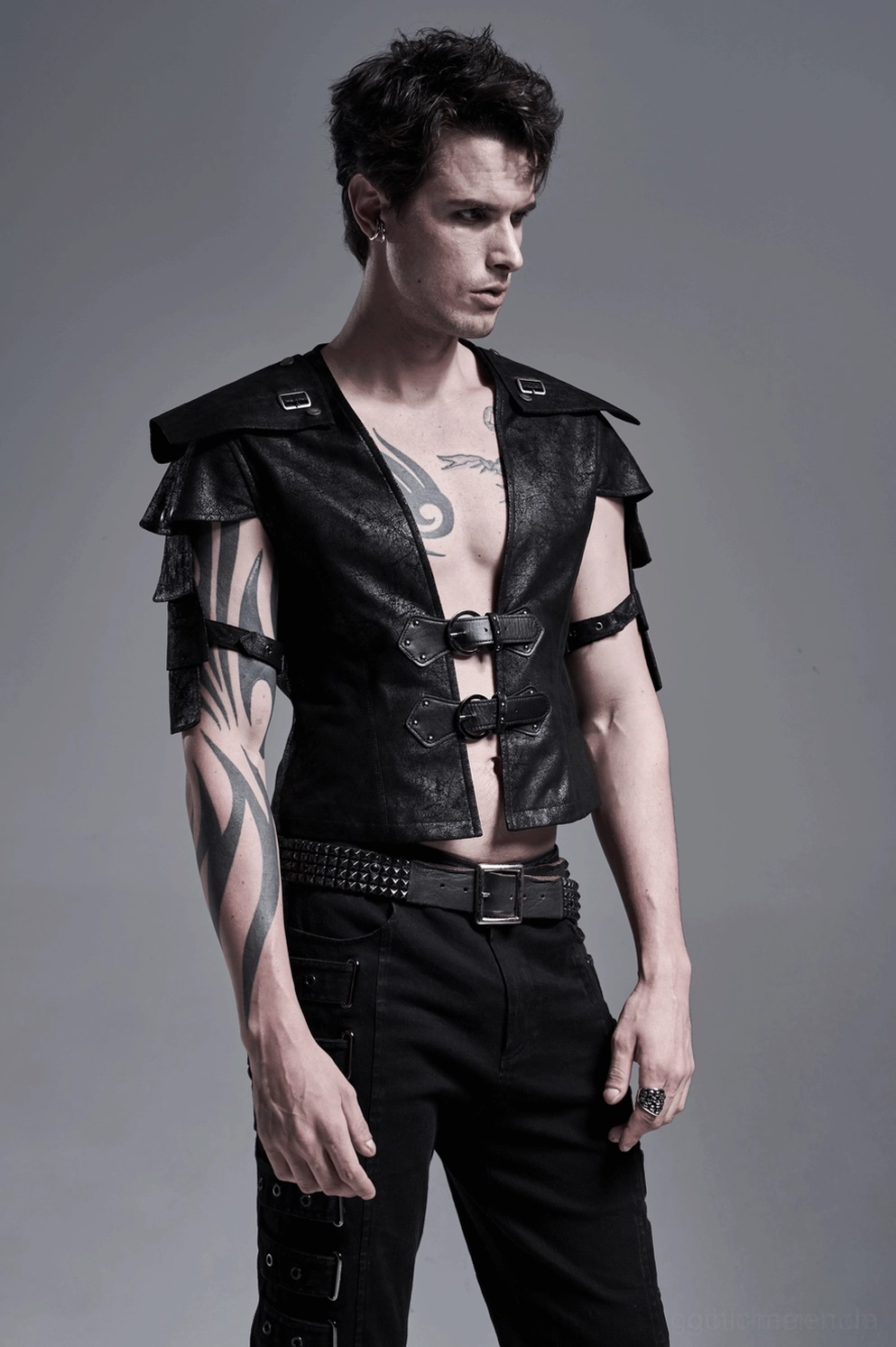 Schwarze Gothic Lederweste Styling-Anleitung für Alternative Mode und Underground-Kultur-Ästhetik mit verschiedenen Outfit-Kombinationen