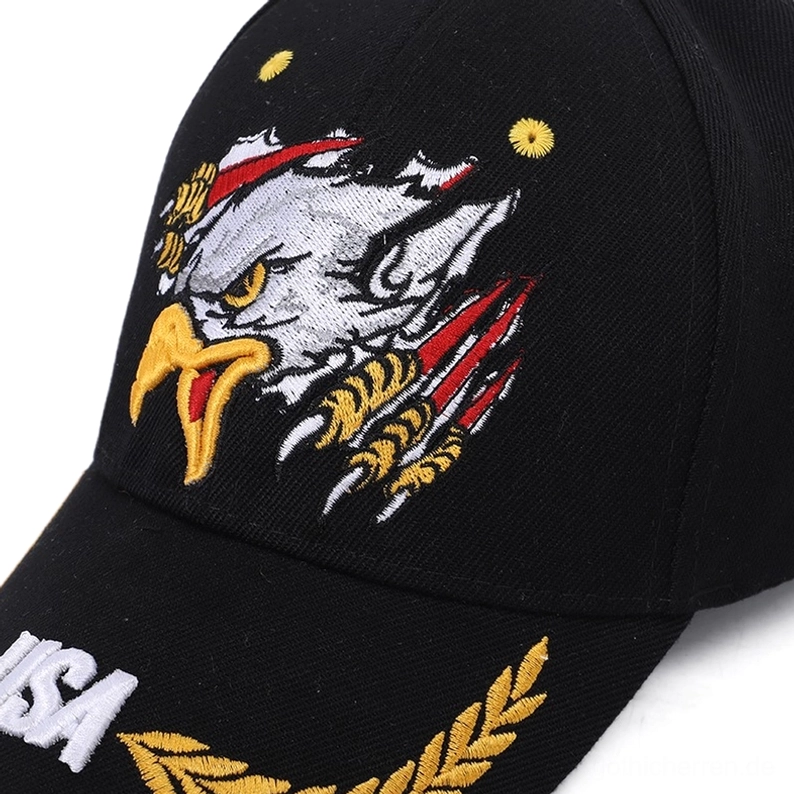 Nahaufnahme der schwarzen Gothic Militärmütze mit detaillierter Adler-Stickerei, sichtbarem USA-Text und Weizenranken auf Schirm, gelben Belüftungsdetails