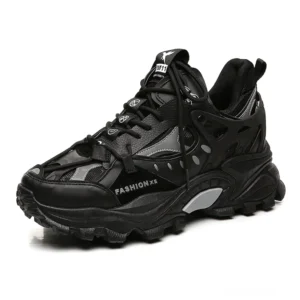 Schwarze Gothic Plateau-Sneaker mit hybrider PU-Leder-Mesh-Oberseite und industriellem Chunky Lug-Profil, Vorder-Dreiviertels-Ansicht zeigt die markante Schuhkonstruktion und alternative Designdetails