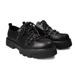 Schwarze gotische Platform Derby Schuhe mit reflektierenden Stern-Schnürsenkeln und massiver Lug-Sohle – Vorderansicht Paaraufnahme Alternative Fußbekleidung