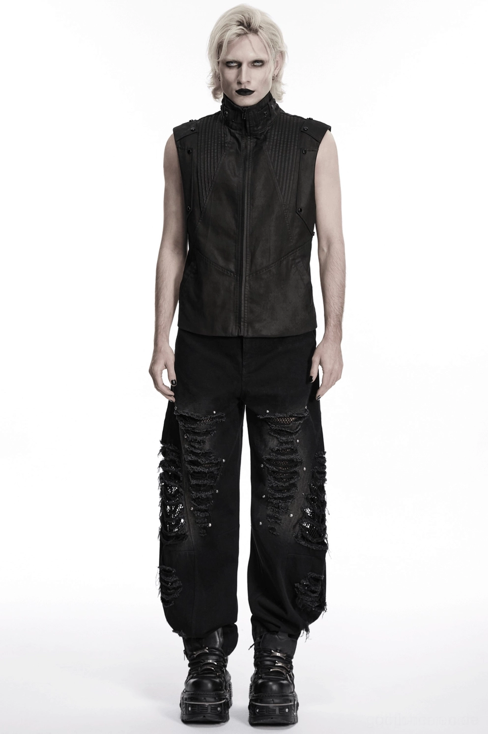 Schwarze Gothic Punk Denim Jeans Herrenmodell sitzende Pose Beinreißverschluss und Distressed-Details