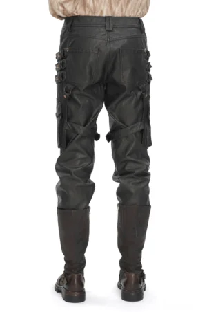 Rückansicht der schwarzen Gothic-Punk-Ledercargohose für Herren mit verstellbaren Oberschenkelriemen und vintage-bronze Hardwaredetails, zeigt taillierten Schnitt und Konstruktionsqualität