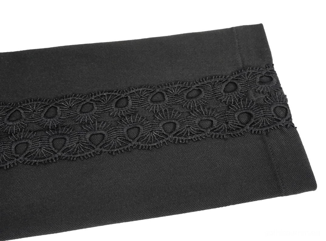 Detailaufnahme des hohlen floralen Spitzentrims an schwarzer Gothic-Röhrenhose, Nahaufnahme der Spitzentextur und Handwerkskunst-Details, feinmaschiges Blüten-Spitzenmuster