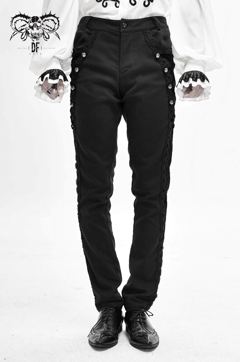 Schwarze Gothic-Röhrenhose dekorative Elemente zeigend, Spitzentrim, Metallknöpfe und Jacquard-Muster-Detail, klose Ansicht der Verzierungen und Texturvariationen