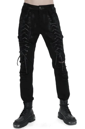 Schwarze Gothic Röhrenhose mit Oberschenkel-Schnürsystem und zerrissenen Knien, getragen von männlichem Modell mit schweren Platform-Combat-Boots auf weißem Studiohintergrund, Vorderansicht