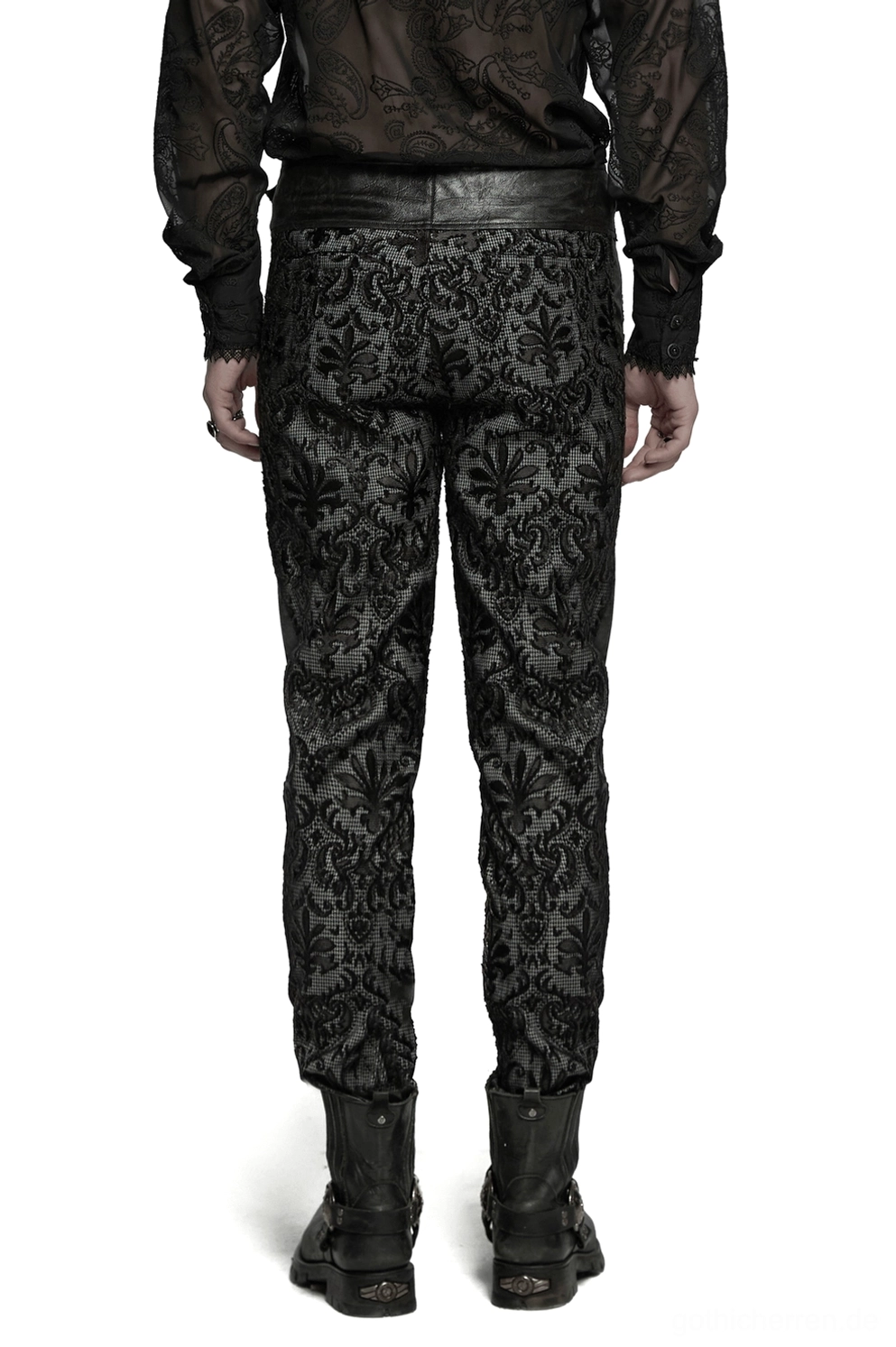 Rückansicht aus drei Viertelperspektive der schwarzen Gothic-Spitzenhose mit lederner Taillenyoke und verjüngtem Bein, detaillierte Ansicht des Lederpanels
